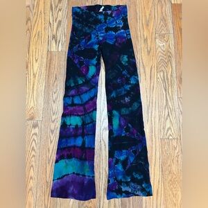 Old Navy flared leggings size S reverse dyed.  They run long.